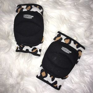 LEOPARD PRINT KNEE PADS